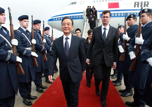 当地时间4月22日,国务院总理温家宝乘专机抵达德国汉诺威,出席汉诺威工业博览会开幕式及中国伙伴国活动。新华社记者 庞兴雷 摄